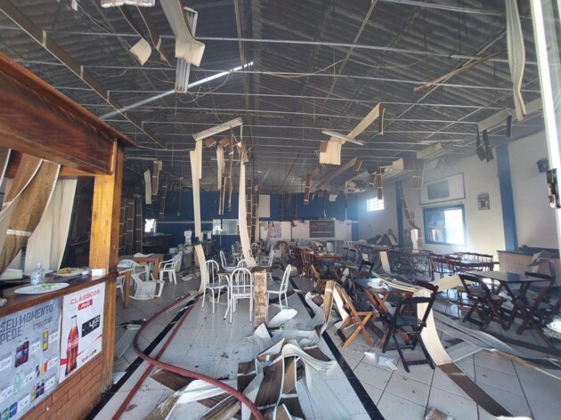 A imagem acima mostra o impacto do incêndio na estrutura do restaurante, que já foi entregue novamente ao proprietário