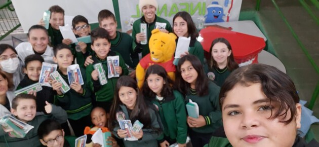 Alunos da turma do 5º ano da Escola Municipal Walquiria Carneiro Xavier da Silva, registraram participação na palestra "Sorriso Infantil" com a dentista Fernanda - 5º ano da Escola Walquiria Carneiro Xavier da Silva