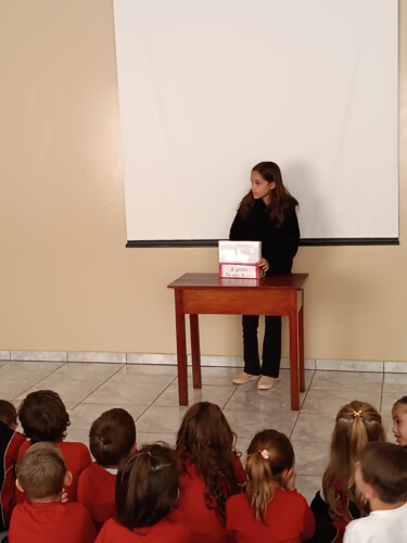 Após compreenderem o formato de uma fábula, cada aluno escolheu uma história para contar em uma apresentação aos colegas