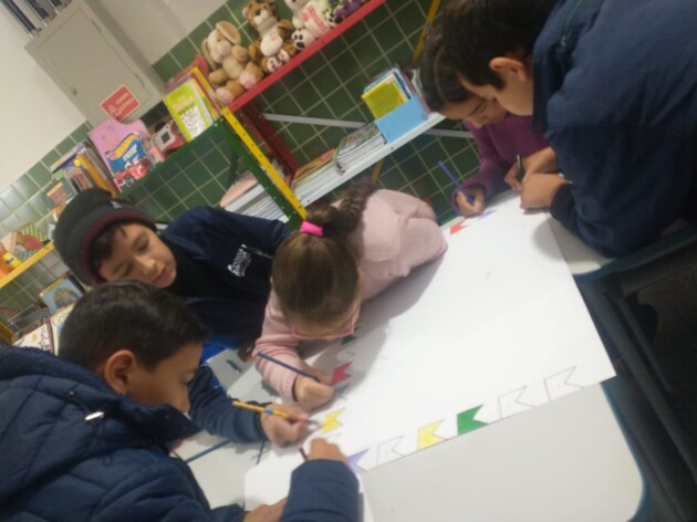 Os alunos elaboraram cartazes e ajudaram nos preparativos do ambiente escolar