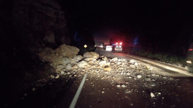 Policiais estão no local para sinalização da rodovia