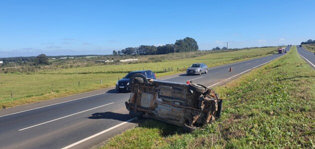 O veículo Strada seguia no trecho entre Ponta Grossa a Curitiba quando saiu da pista