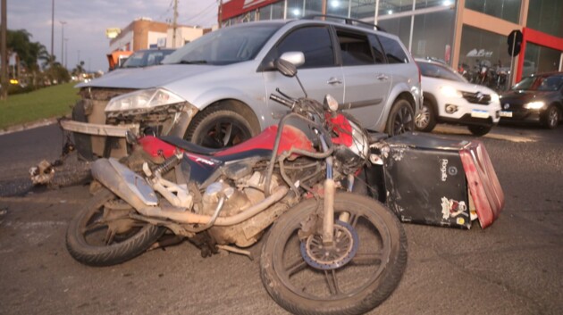 Batida em cruzamento deixou motociclista ferido