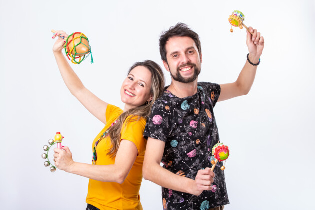 O EP Brincadeiras Cantantes traz seis composições de Juliani Ribeiro e Joãozinho com foco na prática do brincar