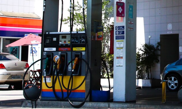 A gasolina que chega ao consumidor final nos postos é obrigatoriamente misturada com etanol anidro
