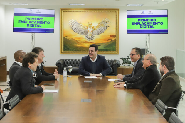 O governador Carlos Massa Ratinho Jr., ao lado do diretor-geral do Detran-PR, Adriano Furtado, apresentou o sistema de emplacamento digital.