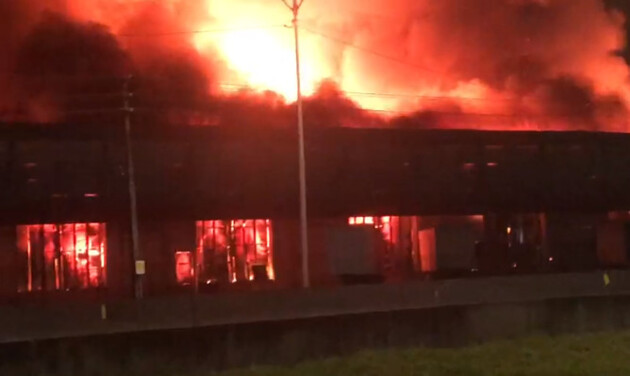 O fogo teve início no galpão da empresa, por volta das 18h40
