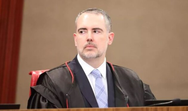 André Ramos Tavares, do Tribunal Superior Eleitoral (TSE), proferiu o terceiro voto pela condenação