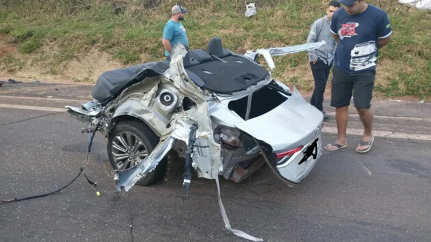 O acidente bloqueia totalmente a rodovia próximo à ponte do Ribeirão do Tigre