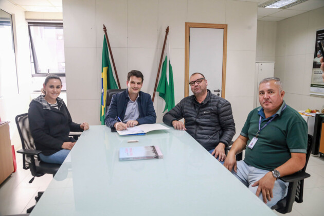 Prefeito Lula Thomaz e a vice Juliana Belinoski estiveram reunidos com o secretário Eduardo Pimentel