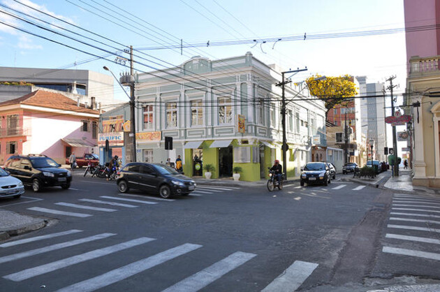 Após a ocorrência na rua XV de Novembro, motorista foi levado à 13ª SDP