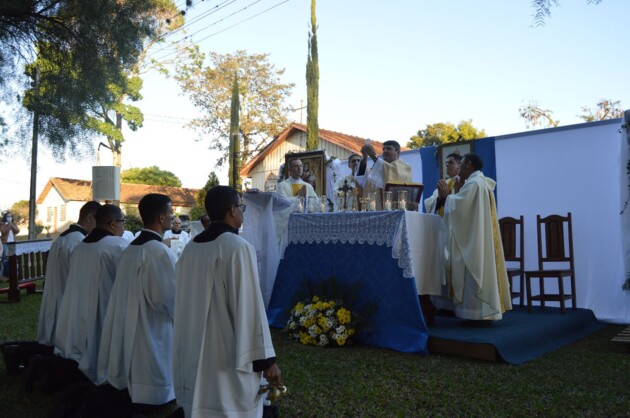 A missa campal foi concelebrada pelos padres Delsi, Sérgio, Valcir, Denilson e André