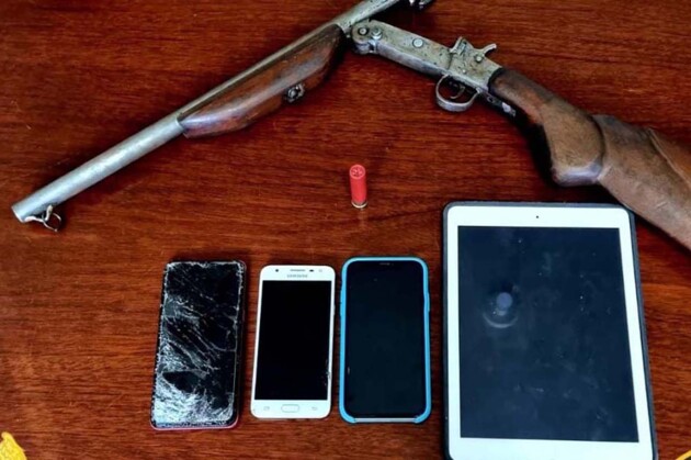 Três suspeitos foram presos em flagrante e encaminhados, juntamente com a droga e os celulares apreendidos, até a Delegacia da Polícia Civil