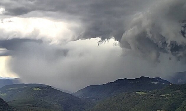 A chuva mais volumosa deve cair em áreas de serras, planalto sul e centro-oeste de Santa Catarina e no sul e do centro-oeste do Paraná