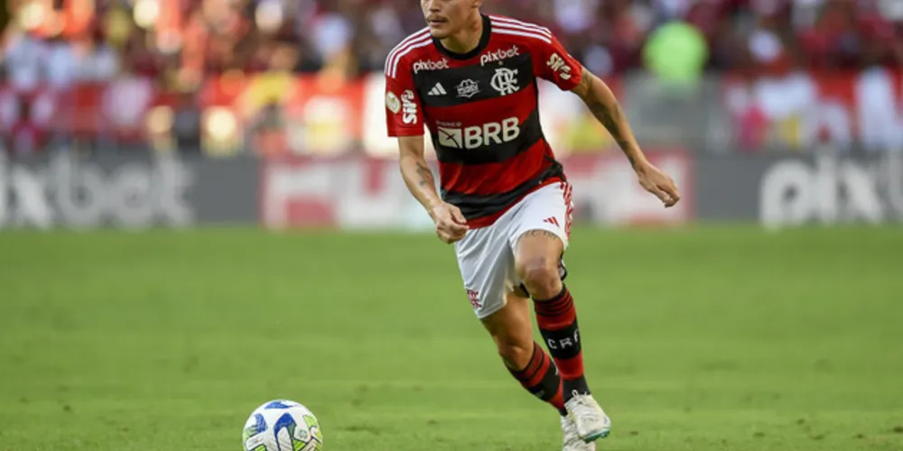 Ayrton Lucas (foto) de voltar ao time titular do Flamengo