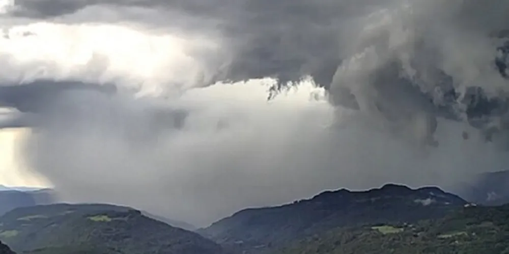 A chuva mais volumosa deve cair em áreas de serras, planalto sul e centro-oeste de Santa Catarina e no sul e do centro-oeste do Paraná