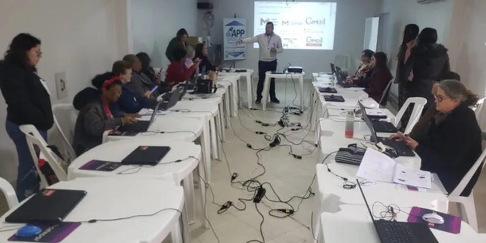 Ao final do curso, os alunos receberam certificado de participação emitido pela Celepar