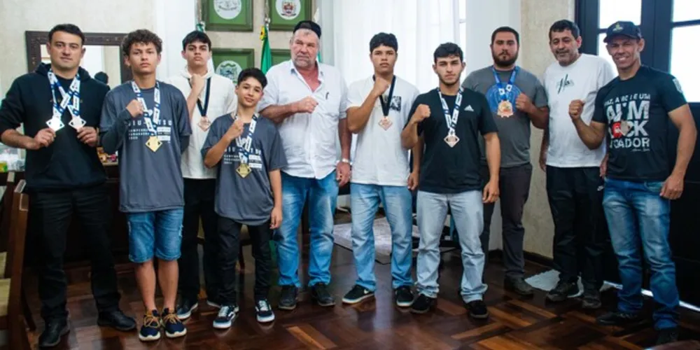 Prefeito Artur Butina recebeu os atletas no gabinete e elogiou mais essa conquista