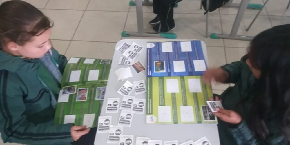 Marco comemorativo em formato de álbum é distribuído a toda rede municipal de ensino