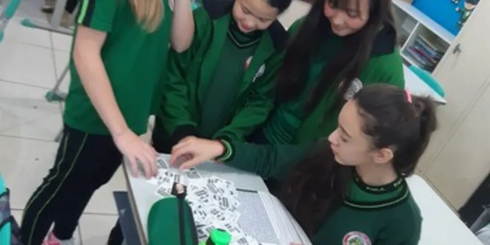 Momentos únicos da infância, como troca de figurinhas, ajudam a fixar os conteúdos propostos em aula