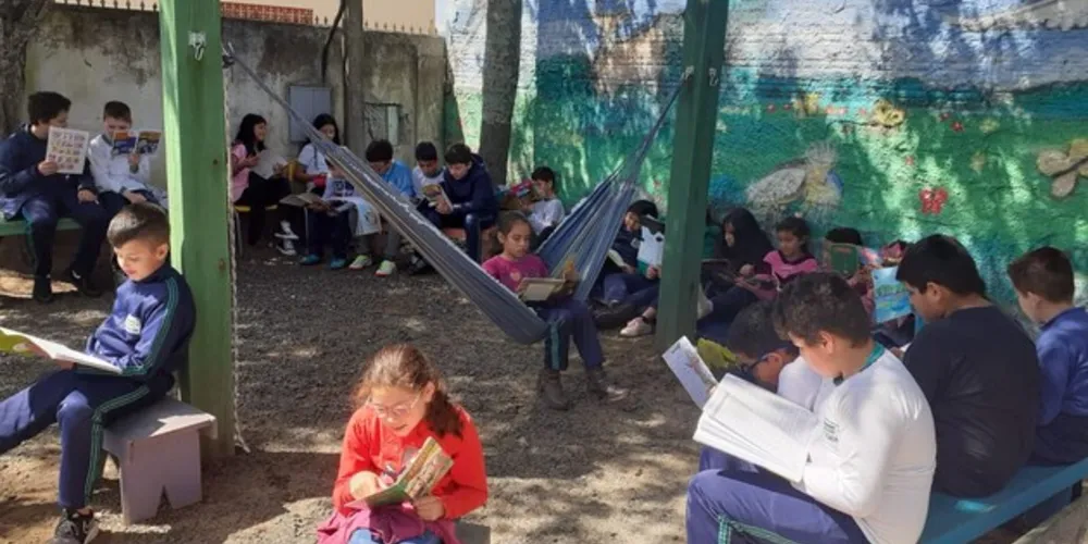 Sombras, rede específica para o ato, chão, bancos e tapetes são alguns dos locais disponíveis aos educandos