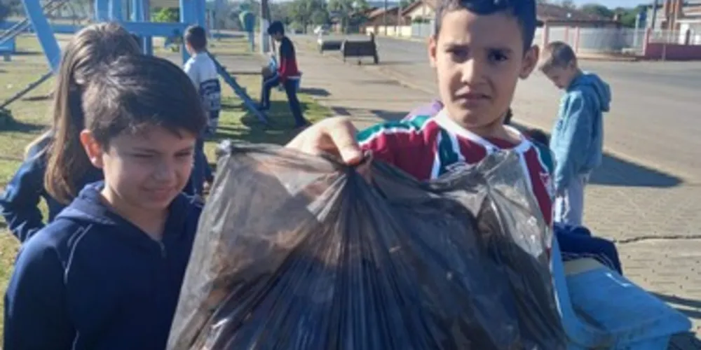 Educandos fizeram limpeza de lixo e mostraram situação nos entornos da instituição de ensino