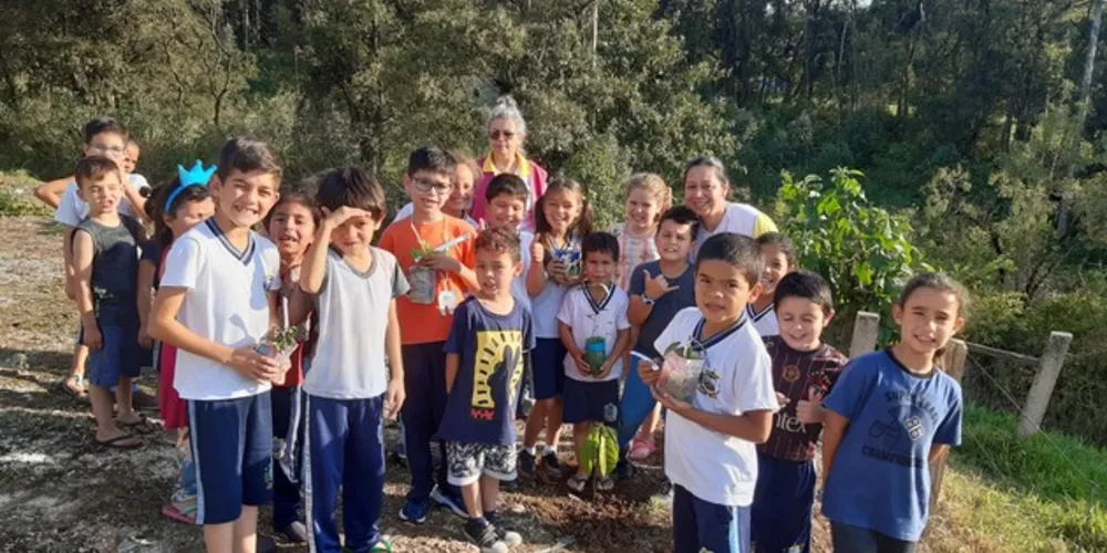 Além da teoria, estudantes puderam contribuir com reflorestamento