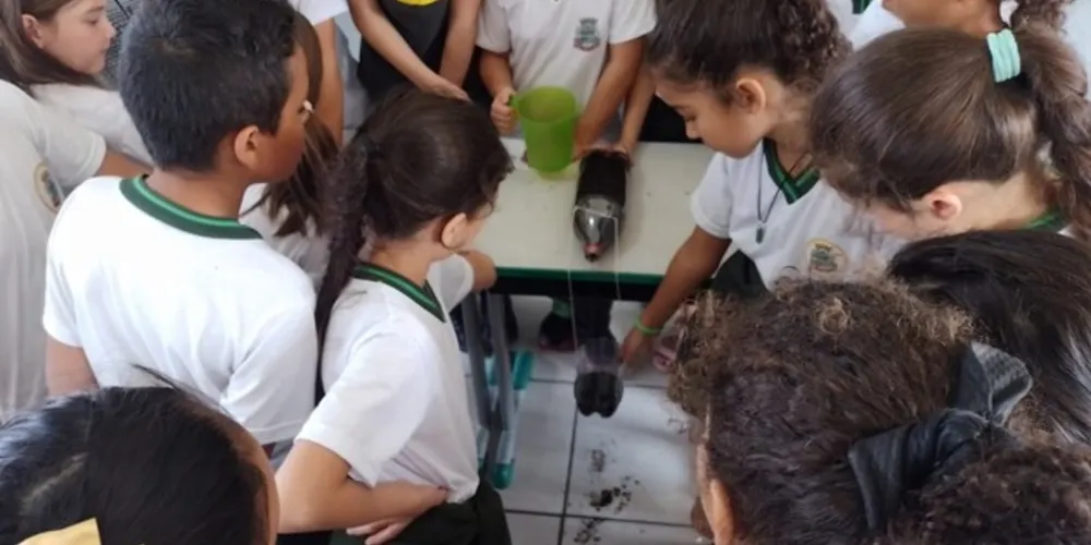 Em grupos, coletivamente e individualmente, estudantes foram protagonistas dos experimentos