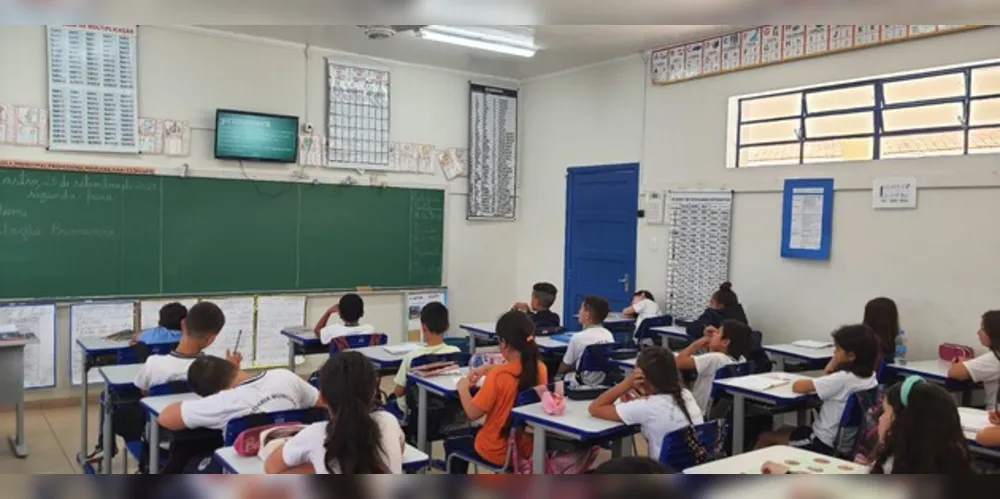 Estudantes puderam percorrer sobre características e detalhes da estação das flores