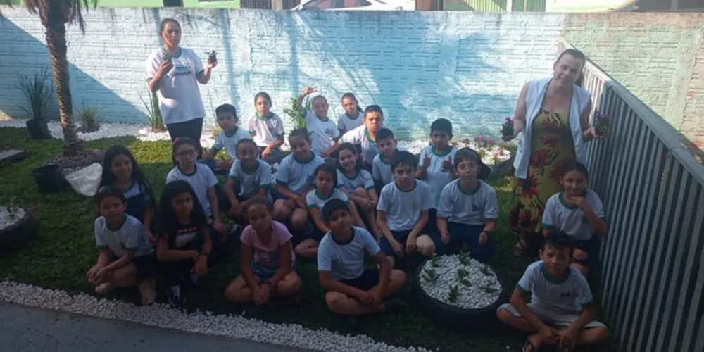 Educandos contribuíram para deixar instituição de ensino ainda mais bela