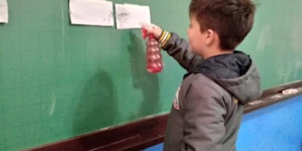 Papel toalha, borrifador e muito empenho proporcionaram fixação dos conteúdos