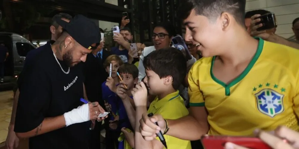 Uma multidão se aglomerou em frente ao hotel que a Seleção está concentrada na capital paraense
