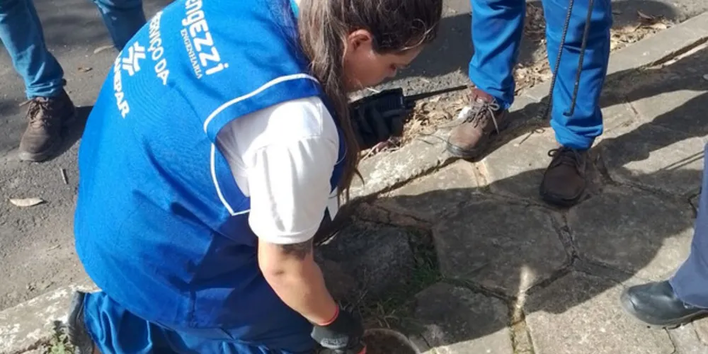 São conferidos os pontos de lançamento de esgoto do banheiro, da cozinha, da lavanderia e onde há captação de água de chuva