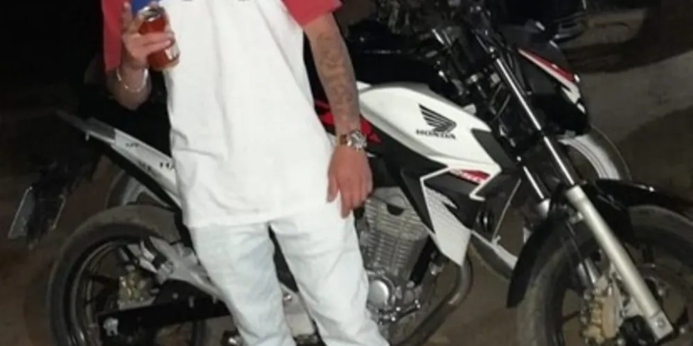 Jovem teria colidido na lateral de um micro-ônibus