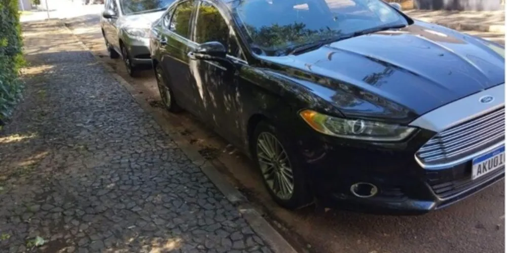 Veículo Ford Fusion de cor preta tem placas AKU 0I04