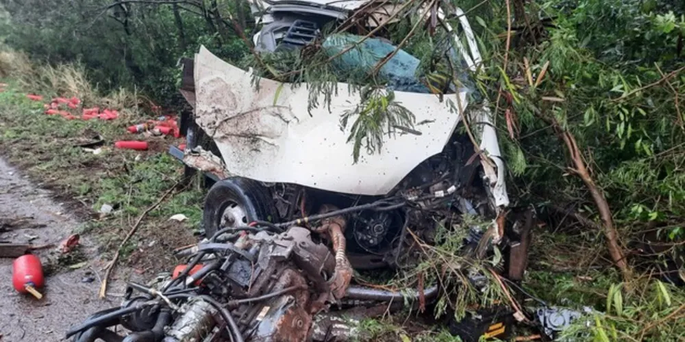 O veículo transportava extintores de incêndio