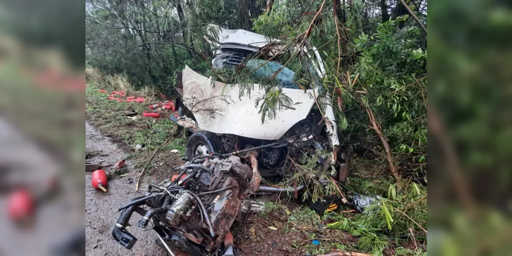 O veículo transportava extintores de incêndio