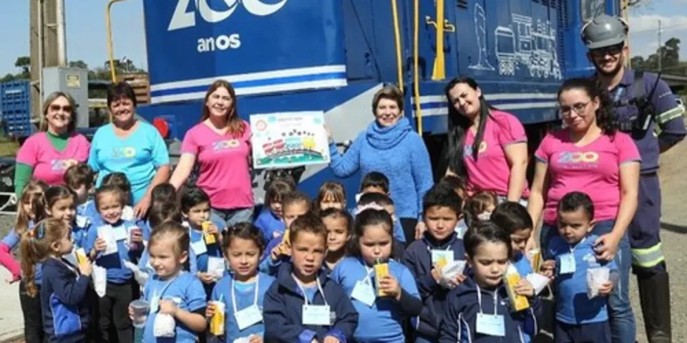Na manhã desta quinta-feira (31), a prefeita Elizabeth Schmidt e os alunos do CMEI Paulo Freire visitaram uma locomotiva especialmente decorada para marcar os 200 anos de Ponta Grossa