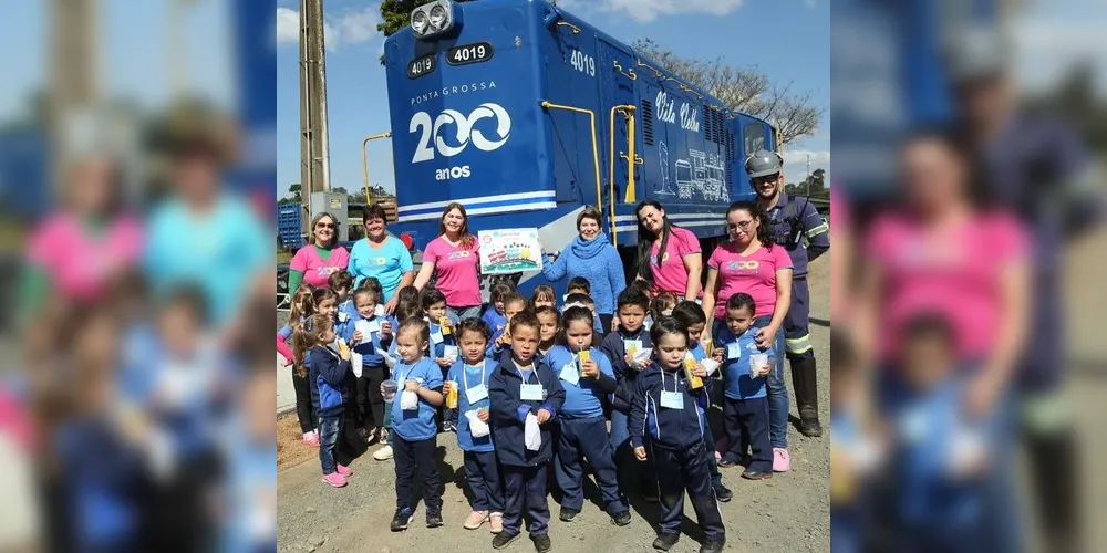 Na manhã desta quinta-feira (31), a prefeita Elizabeth Schmidt e os alunos do CMEI Paulo Freire visitaram uma locomotiva especialmente decorada para marcar os 200 anos de Ponta Grossa