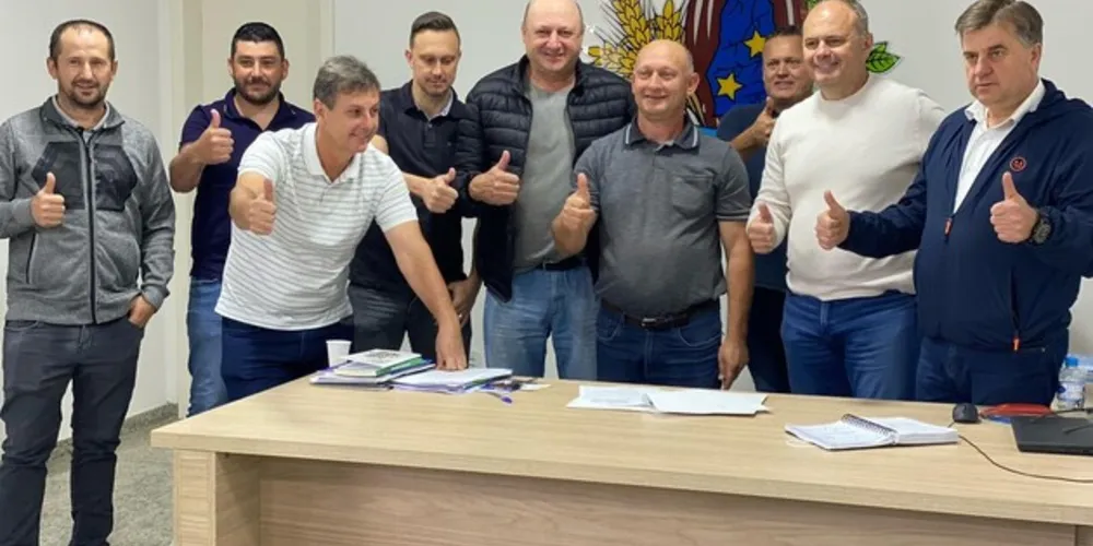 A assinatura ocorreu após a sessão da câmara que culminou na aprovação do projeto