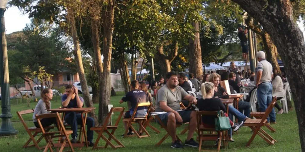 Ponta grossenses movimentam feira gastronômica.