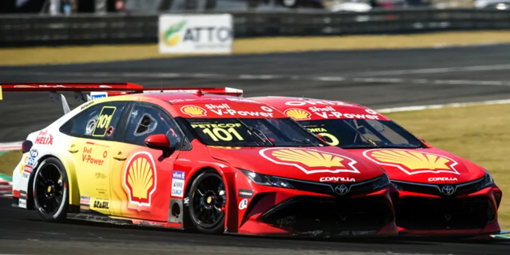 Detalhe do duelo pela vitória entre Ricardo Zonta (10) e Gianluca Petecof (101)