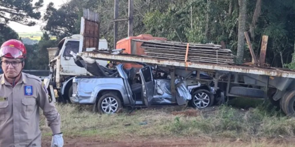 Motorista atravessou a pista contrária e se chocou com uma carreta estacionada