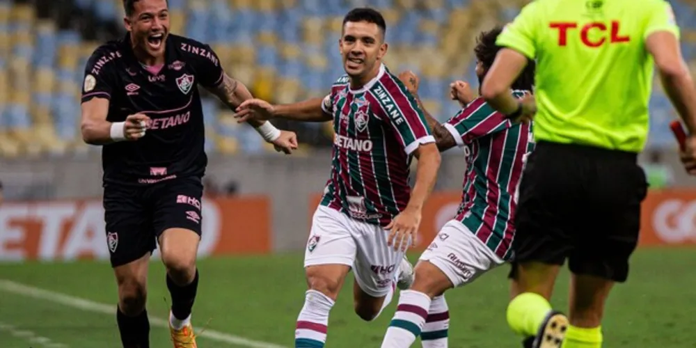 Leo Fernández acertou uma cobrança de falta com muito efeito para superar o goleiro adversário