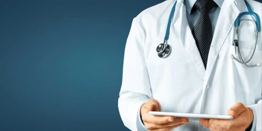 Médico explica medidas pós-cirúrgicas.