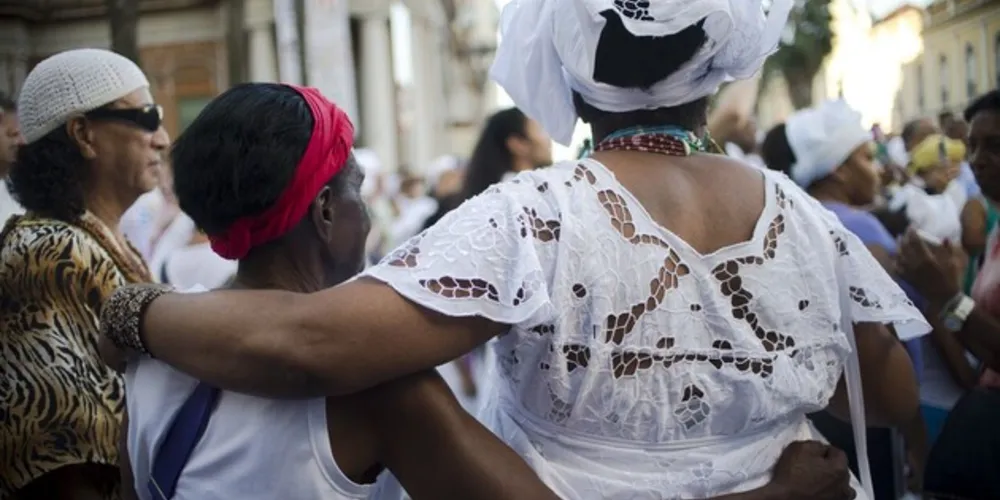 São considerados danos religiosos o ato de impedir, perturbar cerimônia ou prática de culto