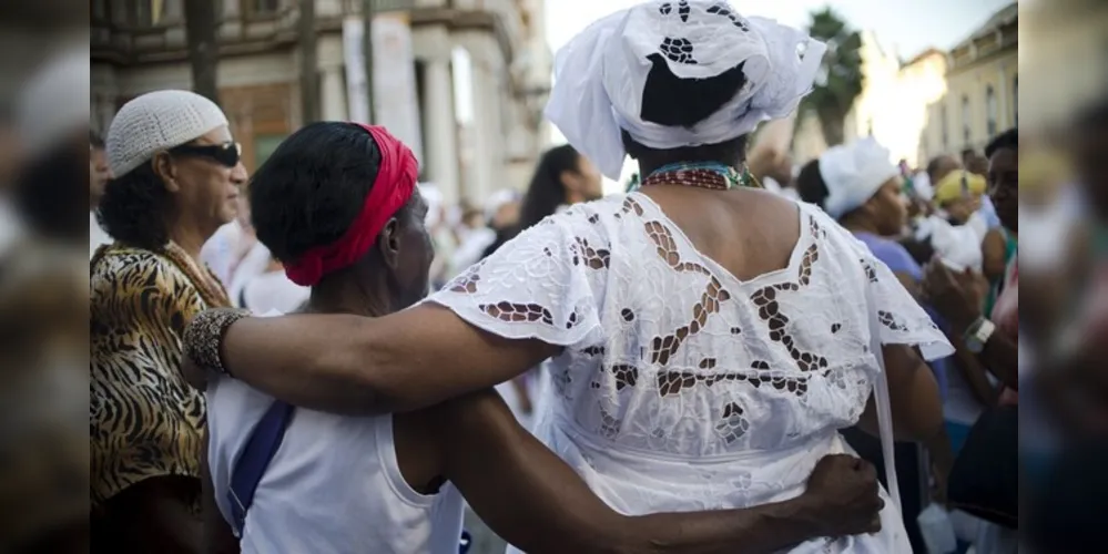 São considerados danos religiosos o ato de impedir, perturbar cerimônia ou prática de culto