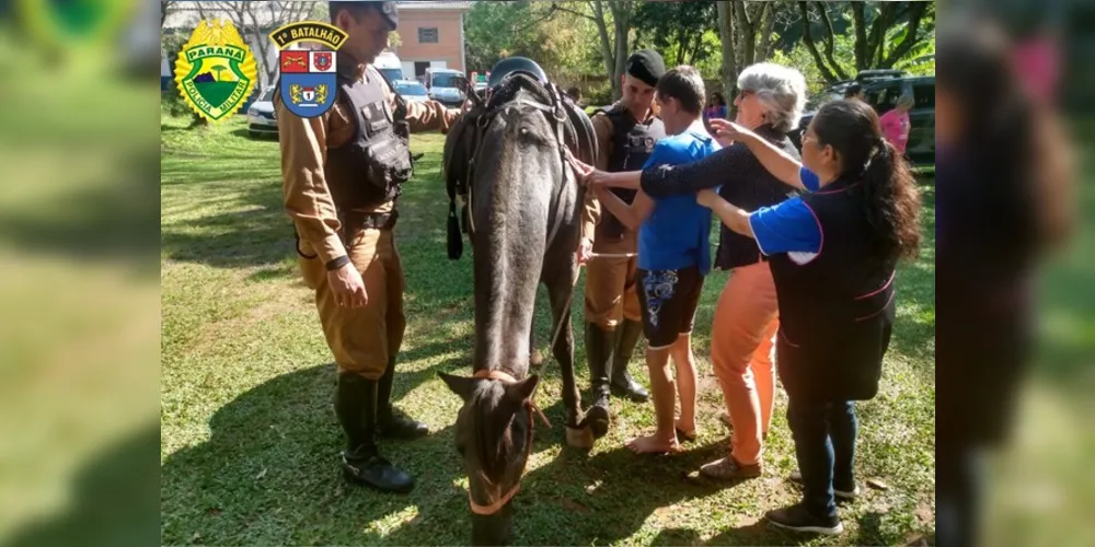 As crianças tiveram a oportunidade de conhecer o cavalo do Pelotão Montado (Hibrael).