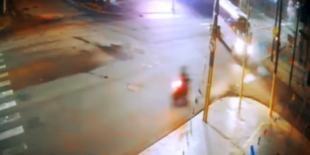 Colisão aconteceu na avenida Carlos Cavalcanti, em Ponta Grossa