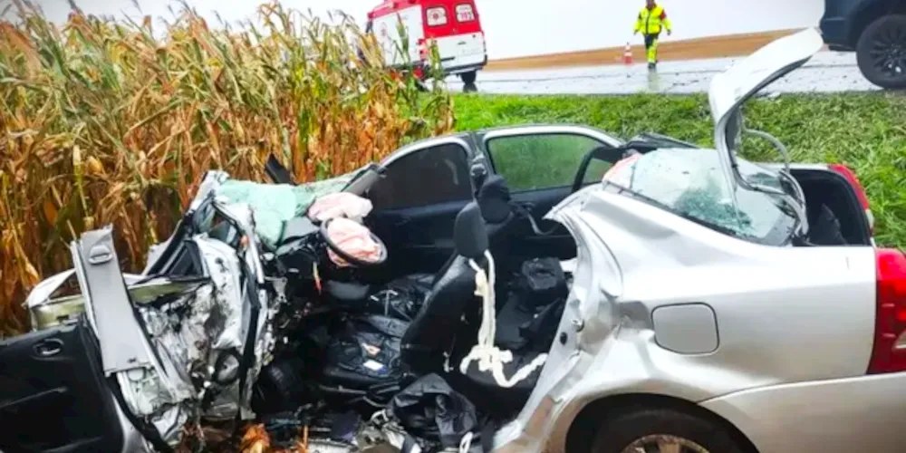 Veículo ficou destruído após a colisão frontal com outro carro